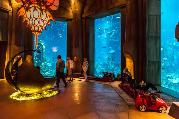 Large aquarium in Hotel Atlantis in Dubai — Stock Photo, Image