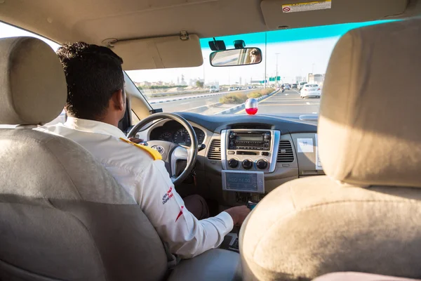 Taxifahrer transportiert Passagier in Dubai — Stockfoto