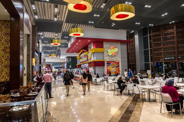 Patio de comidas en Dubai Mall — Foto de Stock