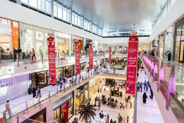 Compradores em Dubai Mall, UAE — Fotografia de Stock