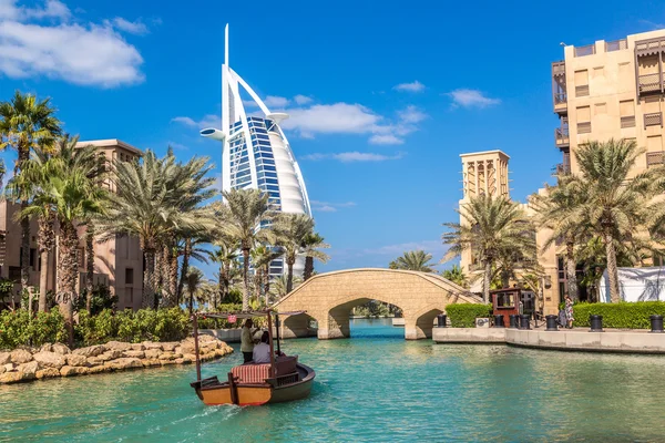 Burj al arab hotel und madinat jumeirah — Stockfoto