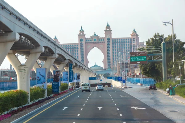 Traffico sulla strada per l'hotel Atlantis — Foto Stock