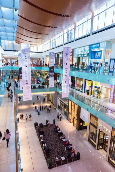 Kupujący w centrum handlowego w Dubaju, Zjednoczone Emiraty Arabskie — Zdjęcie stockowe
