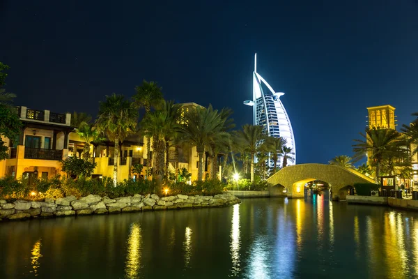 Burj Al arab hotel och Madinat Jumeirah — Stockfoto