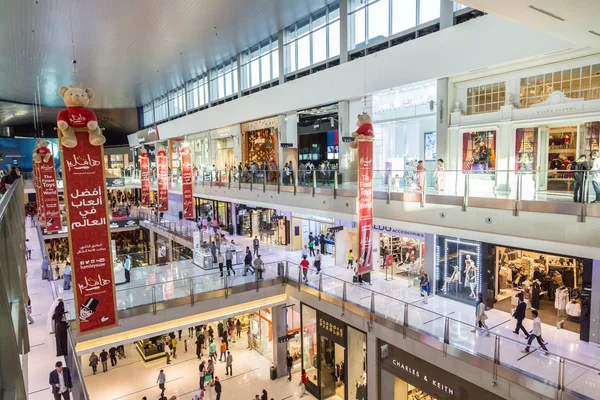 Shoppare i Dubai Mall, Förenade Arabemiraten — Stockfoto