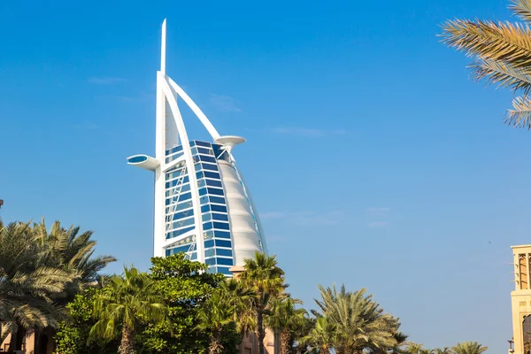 Burj al arab hotel und madinat jumeirah — Stockfoto