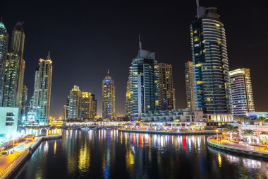 Dubai Yat Limanı yaz geceleri