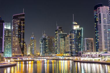 Dubai Yat Limanı yaz geceleri