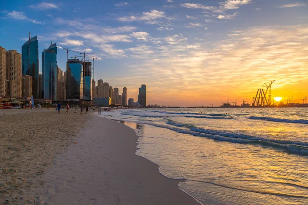 Krásný západ slunce na pláži, Dubai marina — Stock fotografie