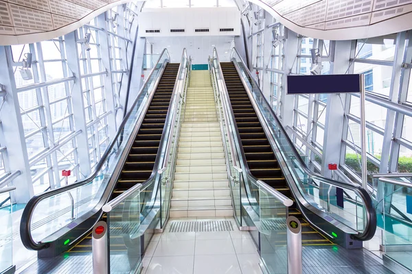 Scale automatiche nella stazione della metropolitana di Dubai — Foto Stock