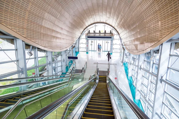 Scale automatiche nella stazione della metropolitana di Dubai — Foto Stock