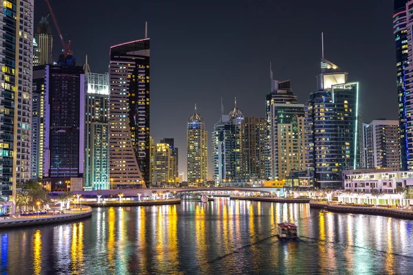 Marina de Dubaï la nuit d'été — Photo