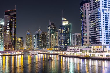Dubai Yat Limanı yaz gece