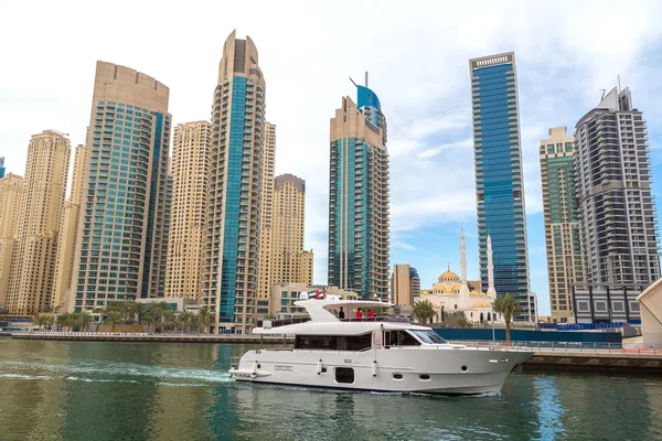 Höga byggnader i Dubai Marina — Stockfoto