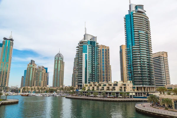 Höga byggnader i Dubai Marina — Stockfoto