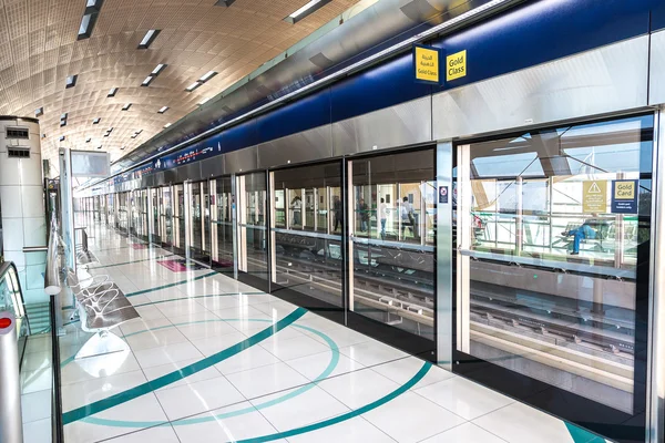 Hedendaagse metrostation in Dubai — Stockfoto