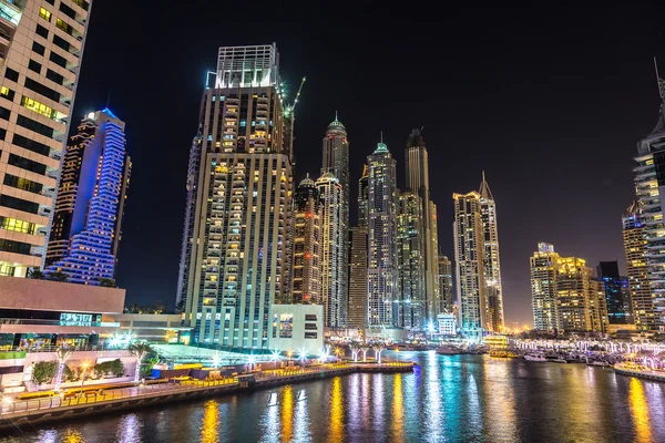 Dubai marina nella notte d'estate — Foto Stock