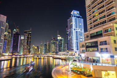 Dubai Yat Limanı bir yaz gece