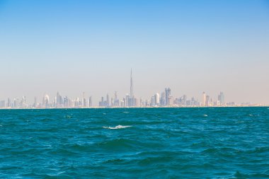 Bir yaz günü içinde Dubai şehir silüetinin