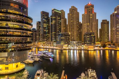 Dubai Yat Limanı bir yaz gece