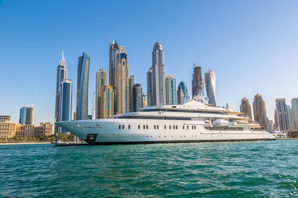 Barco y Dubai Marina en un día de verano —  Fotos de Stock
