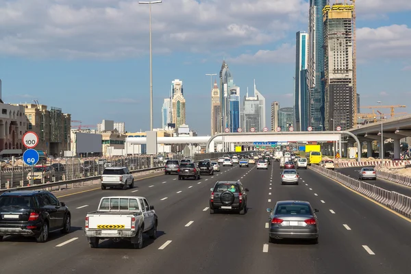 Современное шоссе в Дубае — стоковое фото