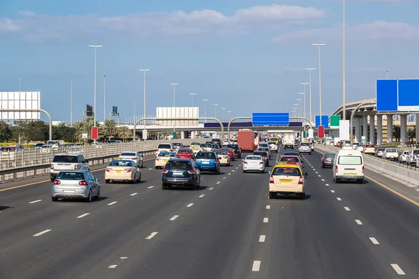 Moderne motorvej i Dubai - Stock-foto