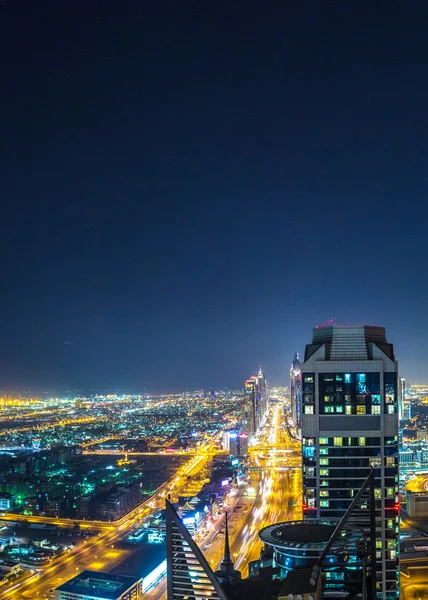 Panorama över Dubai på natten — Stockfoto