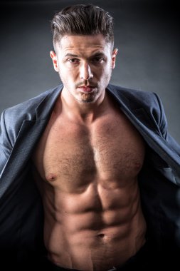 Ceketi giyen kaslı genç adam