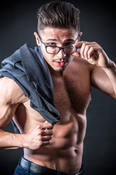 Muscolare giovane uomo in occhiali — Foto Stock