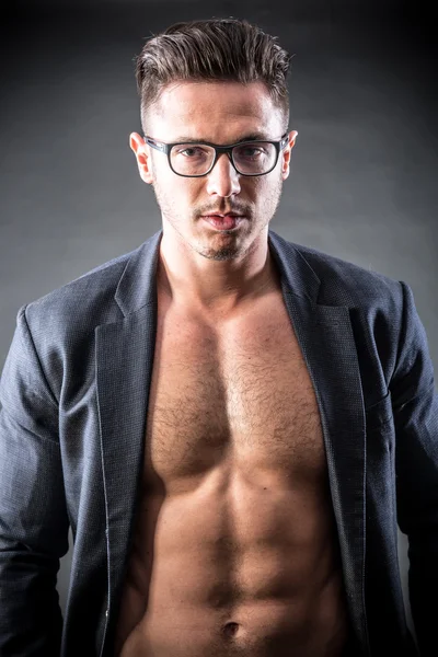 Svalnatý mladý muž v brýlích — Stock fotografie