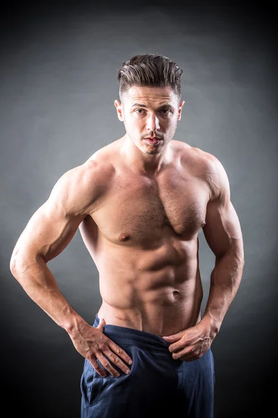 Hombre joven musculoso — Foto de Stock