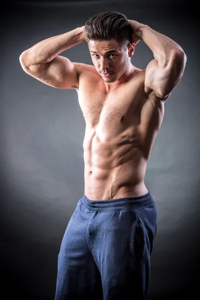 Hombre joven musculoso —  Fotos de Stock