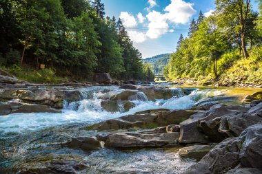Dağ nehir Prut ve şelaleler Yaremche, Karpatlar, Ukrayna