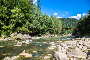 Dağ nehir Prut Yaremche içinde