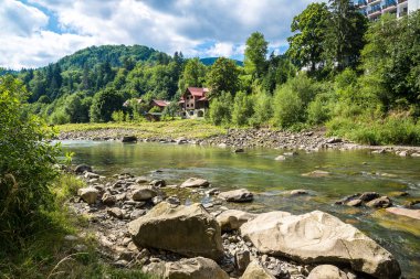 Dağ nehir Prut Yaremche içinde