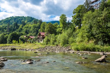 Dağ nehir Prut Yaremche içinde
