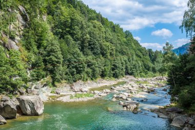 Dağ nehir Prut Yaremche içinde