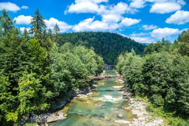 Dağ nehir Prut Yaremche içinde