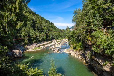 Dağ nehir Prut Yaremche içinde