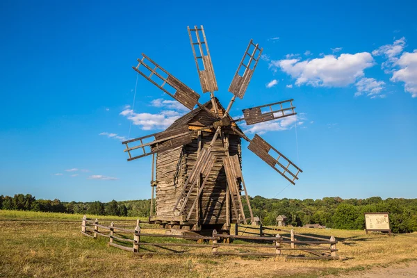 Molino de viento en el museo de Pirogovo — Foto de Stock