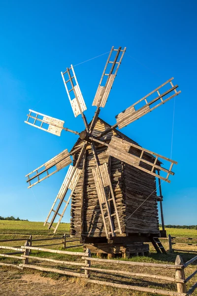Moinho de vento no museu Pirogovo — Fotografia de Stock