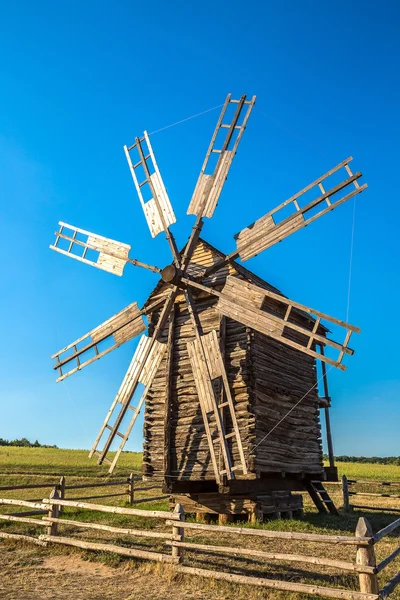 Molino de viento en el museo de Pirogovo — Foto de Stock