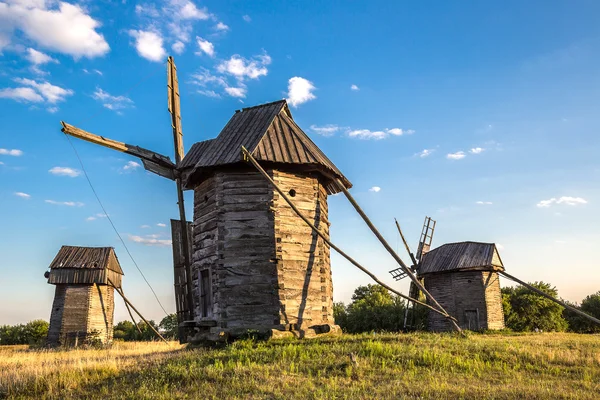 Molinos de viento en el museo de Pirogovo — Foto de Stock