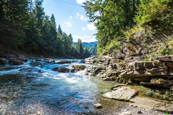 Río de montaña Prut en Yaremche — Foto de Stock