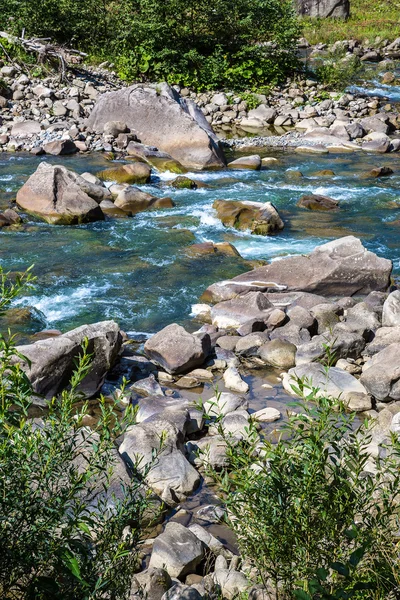 Prut do rio da montanha em Yaremche — Fotografia de Stock