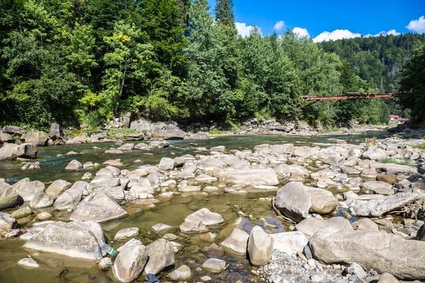 Гірська річка Прут в Яремче — стокове фото