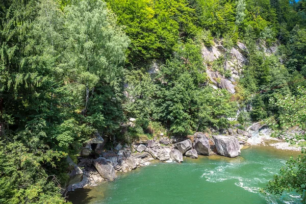 Dağ nehir Prut Yaremche içinde — Stok fotoğraf