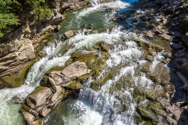 Prut do rio da montanha em Yaremche — Fotografia de Stock