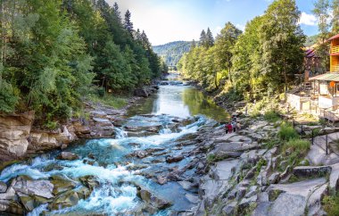 Dağ nehir Prut Yaremche içinde